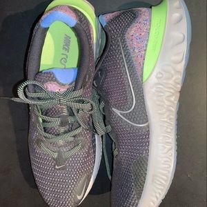 Women’s 8.5 Nike Tennis Shoes